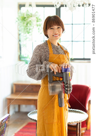 Young woman cleaning the room 86901477