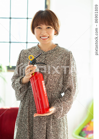 拿著滅火器的女人 86901809