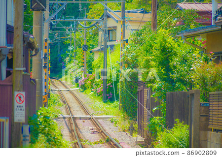 Enoshima Electric Railway tracks and Kamakura cityscape 86902809