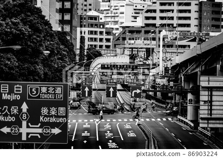 東京市中心的人群 86903224