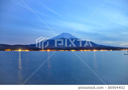 山梨縣富士山和黃昏的山中湖 山梨縣富士山和黃昏的山中湖 86904402