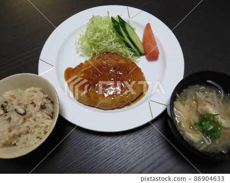 一日晚餐豬肉漢堡配豆腐薑汁 一日晚餐豬肉漢堡配豆腐薑汁 86904633