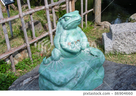 出雲大社神樂殿旁鏡池前的青蛙雕像 86904660