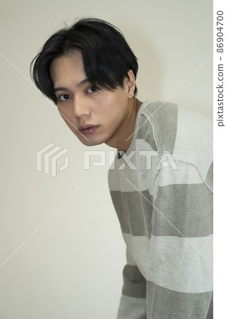 一個很酷的男人的時尚肖像 86904700
