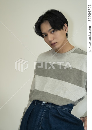 一個很酷的男人的時尚肖像 86904701