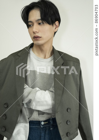 一個很酷的男人的時尚肖像 86904703