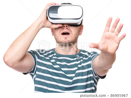 Man in VR glasses 86905967