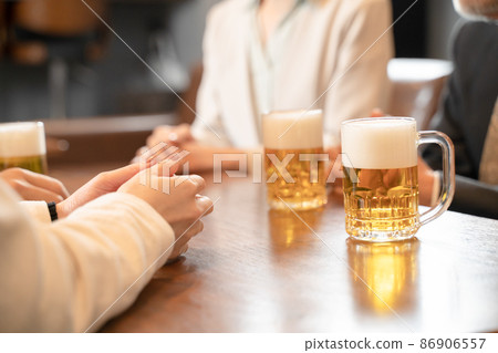 手邊喝啤酒和桌子 86906557