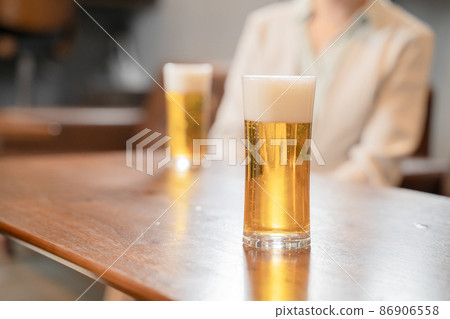 桌上放著一杯啤酒 86906558