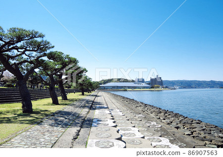 Bright and refreshing scenery of the park on the eastern shore of Lake Shinji in fine weather ... Matsue City, Shimane Prefecture (fine weather) 86907563