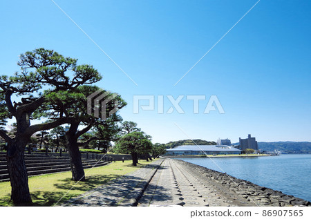 Bright and refreshing scenery of the park on the eastern shore of Lake Shinji in fine weather ... Matsue City, Shimane Prefecture (fine weather) 86907565
