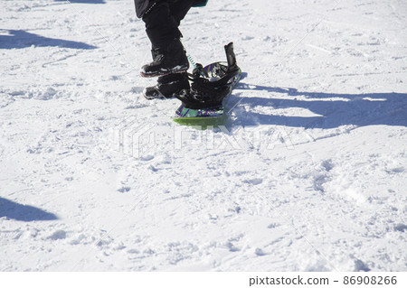 Legs with snowboard removed 86908266