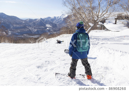 在滑雪板上滑倒的人 在滑雪板上滑倒的人 86908268