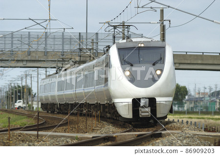 北陸本線加賀-笠間-三河JR西683系列T22+T17編隊（金澤）雷鳥 86909203