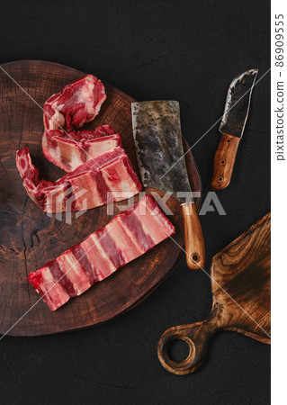 Raw fresh beef short ribs on chopping slab 86909555