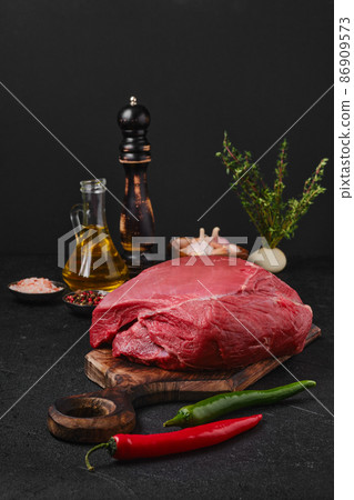 Raw beef top round meat 86909573