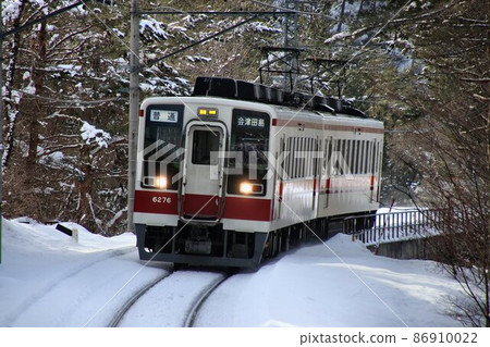 Run fast on the snowy Minamiaizu Road ... 6050 series train Run fast on the snowy Minamiaizu Road ... 6050 series train 86910022