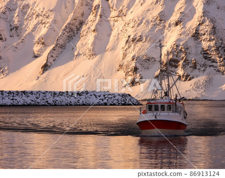 Return of a Fishing Boat, Honningsvag, Mageroya, Norway Return of a Fishing Boat, Honningsvag, Mageroya, Norway 86913124