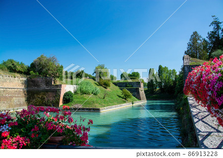 Fortress Wall, Peschiera del Garda, Venetia, Italy Fortress Wall, Peschiera del Garda, Venetia, Italy 86913228