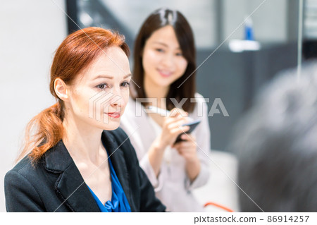 Foreign women and interpreters speaking at meetings 86914257