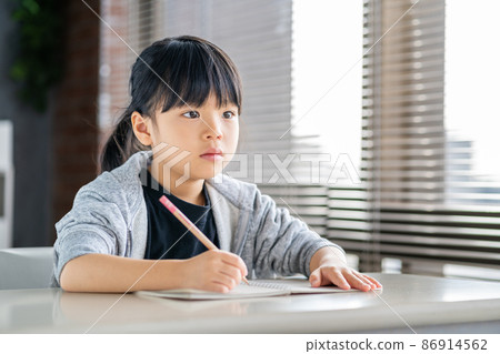 Elementary school students studying at a cram school 86914562