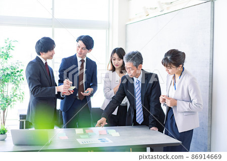 在辦公室討論的商務人士 86914669