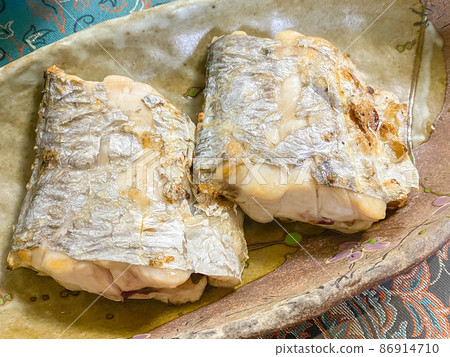 Grilled hairtail with salt 86914710