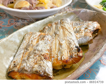 Grilled hairtail with salt 86914739