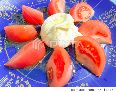 Burrata and tomato Italian salad 86914847