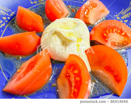 Burrata and tomato Italian salad 86914848