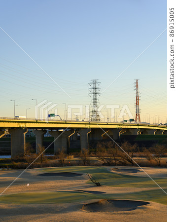 黃昏的崎玉橋和荒川河床 86915005