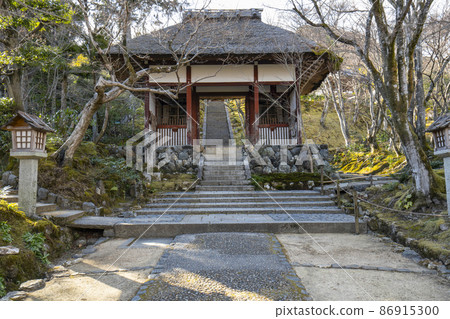 京都冬季常寂光寺仁王門 86915300