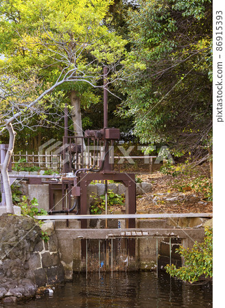 [東京汐留] 濱離宮庭園潮汐池水位升降的生鏽舊鎖。 86915393