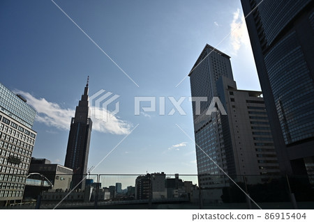 Wide-angle Tokyo Shinjuku skyscraper and wide blue sky Secure a wide copy space Wide blue sky on the railroad track 86915404