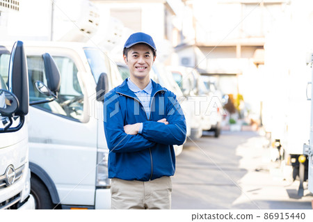 由快遞員工作的男員工 86915440