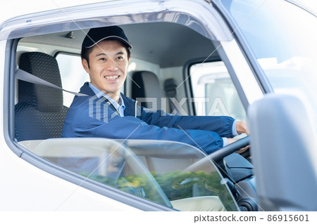 工作在快遞員的男司機 86915601