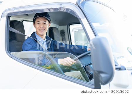 工作在快遞員的男司機 86915602