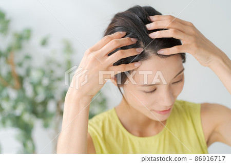 20多歲的女性做頭皮按摩 86916717