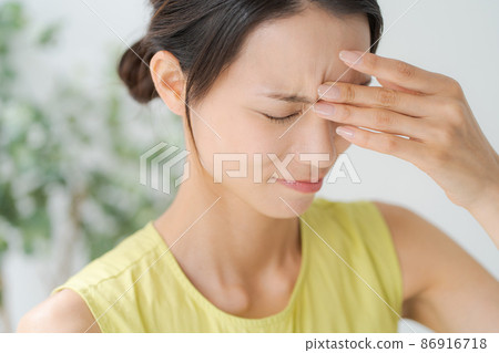 20多歲頭痛的女性 20多歲頭痛的女性 86916718