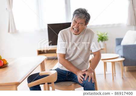 Senior male with knee pain 86917400