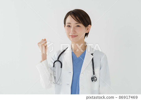 做膽量姿勢的醫務人員 做膽量姿勢的醫務人員 86917469
