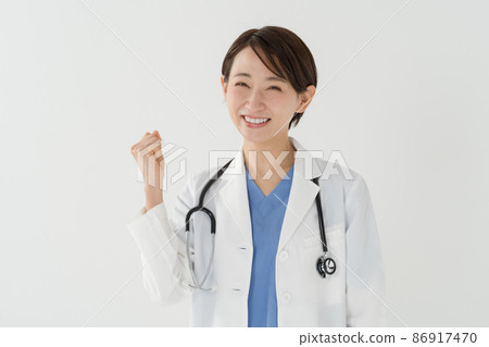 醫務人員微笑著擺出勇敢的姿勢 86917470