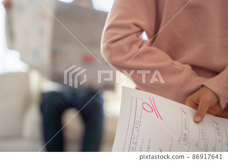 一個孩子隱藏他的考試成績 一個孩子隱藏他的考試成績 86917641