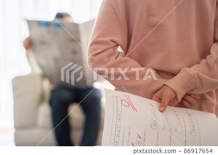 一個孩子隱藏他的考試成績 一個孩子隱藏他的考試成績 86917654