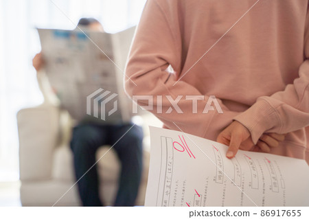 一個孩子隱藏他的考試成績 一個孩子隱藏他的考試成績 86917655