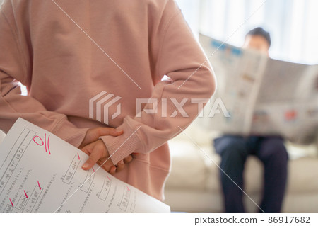 一個孩子隱藏他的考試成績 86917682