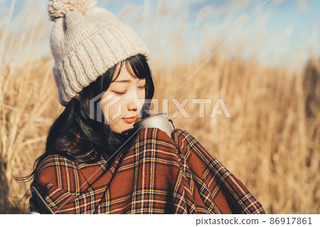 Woman doing solo camp Woman doing solo camp 86917861