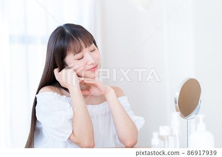 年輕的女士去護膚 86917939