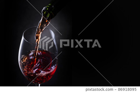 Pour red wine Pour red wine 86918095