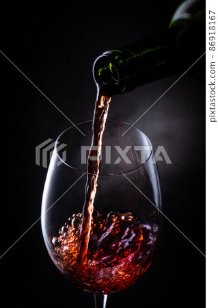 Pour red wine 86918167
